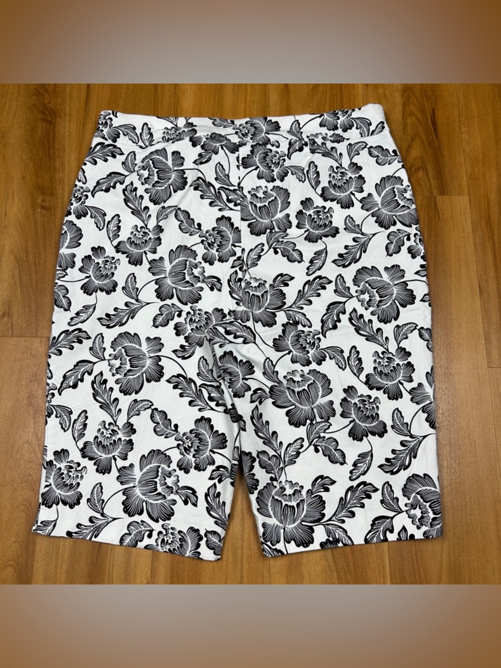Chicos Floral Shorts Size 3 US 16 Black White Stretch Rayon Cotton Women - Picture 3 of 11
